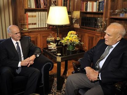 Papandreu y Papoulias, durante su encuentro este s&aacute;bado.
