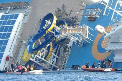 T&eacute;cnicos y bomberos trabajan en el &#039;Costa Concordia&#039;, en la isla de Giglio, Italia.