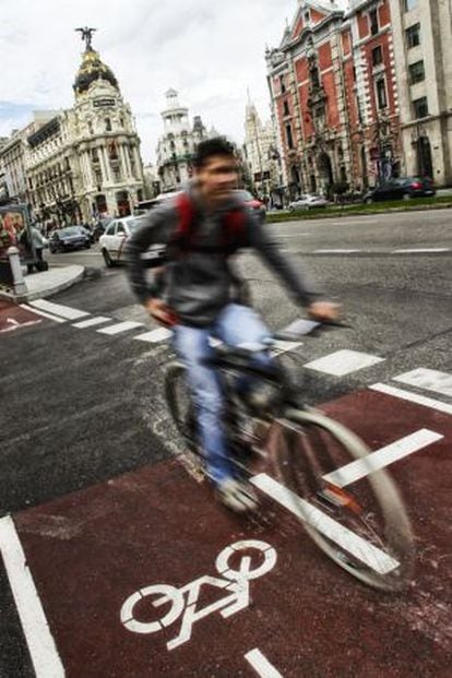 Un ciclista en la calle de Alcalá, en Madrid