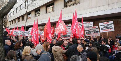 Un grupo de sindicalistas, entre los que está el secretario general de CC OO, Ignacio Fernández Toxo, se manifiesta ante la sede de CEOE
