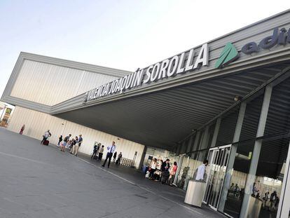 Viajeros en el acceso a la estación de alta velocidad de Valencia.