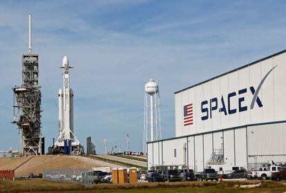 El cohete Falcon Heavy en la plataforma 39A en el Centro Espacial Kennedy en Cabo Cañaveral, Florida. Con 70 metros de altura y la capacidad de llevar a la órbita terrestre 64 toneladas, el Falcon Heavy llevaba una carga útil en su vuelo de estreno menos pesada.