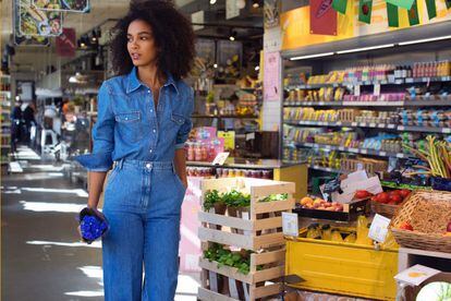 H&M, dentro de sus propuestas de conjuntos monocromáticos para este otoño, también tiene hueco para el denim.