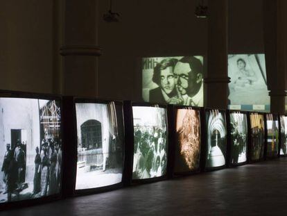 &#039;Trabajadores saliendo de la f&aacute;brica durante once d&eacute;cadas&#039; (2006), instalaci&oacute;n que puede verse en la sala central de la Fundaci&oacute;n T&agrave;pies de Barcelona. 