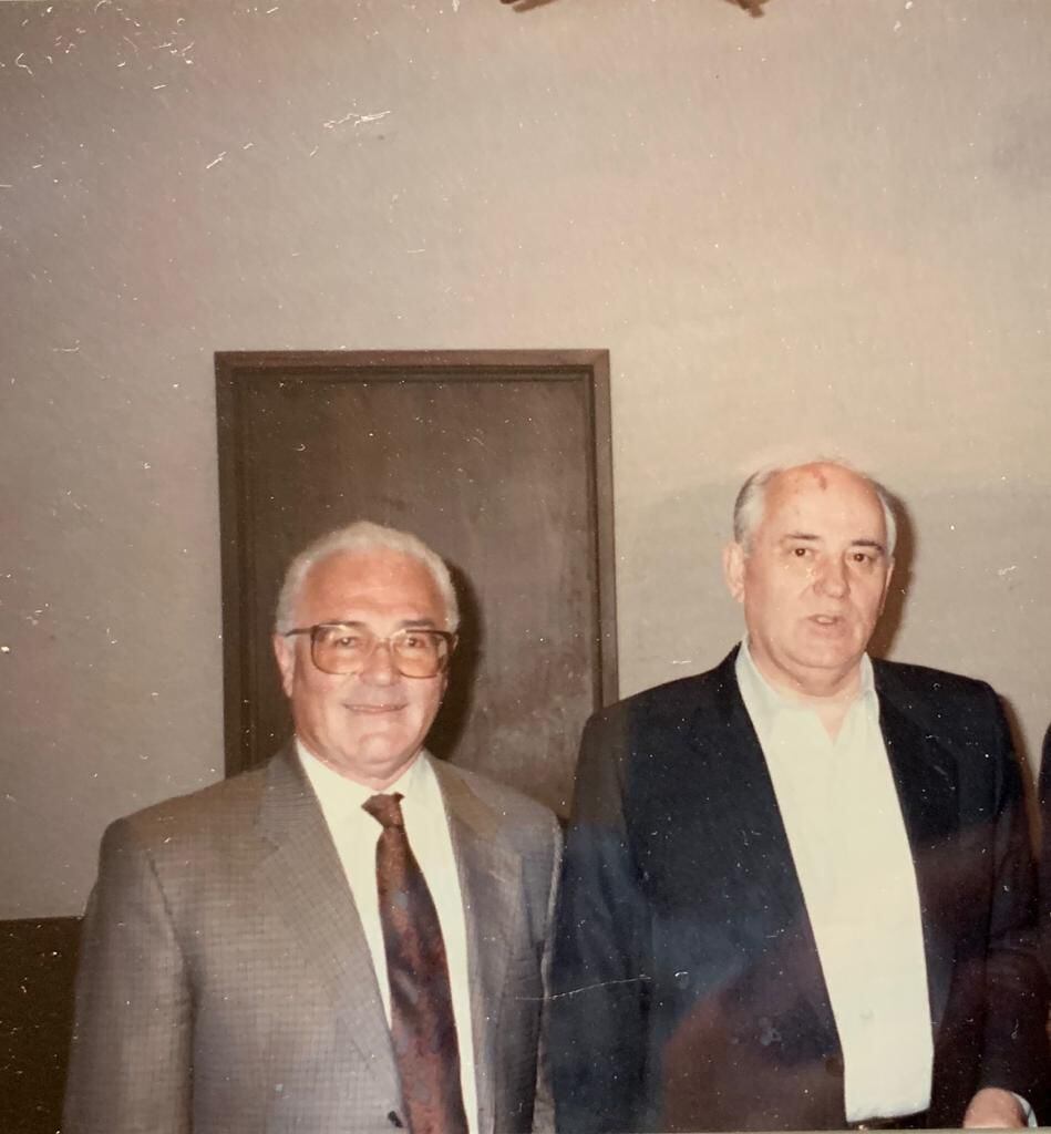 Enrique Turover junto al último líder de la Unión Soviética, Mijaíl Gorbachov.