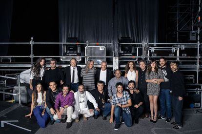 Un grupo de amigos, reunidos en un reciente concierto en Asturias para celebrar los 50 años de carrera de Víctor Manuel (arriba, quinto por la izquierda). Joan Manuel Serrat (arriba, tercero por la izquierda) ha cantado al Mediterráneo y nos ha anunciado que Hoy puede ser un gran día. Medio siglo componiendo que celebra con el lanzamiento de un nuevo disco en el que le acompañarán sus mejores compañeros de fatiga y que verá la luz en febrero de 2015. Miguel Ríos (arriba, cuarto por la derecha) es un gran rockero del grupo. ¿Quién si no podría cantar el Blues del autobús o el Rock de la cárcel? Ana Belén (arriba, quinta por la derecha) y Víctor Manuel son una legendaria pareja artística. Pueden cantar juntos o por separado, pero cuando sus dos voces se unen dejan temas tan reconocibles como La Puerta de Alcalá o España, camisa blanca. Han sido aliados de los grandes poetas españoles y latinoamericanos. Completan el cuadro, entre otros, el flamenco de Miguel Poveda (abajo, a la derecha del todo), las melodías de Pablo Milanés (abrazando con la mano izquierda a Poveda) o el rock canalla del dúo Estopa y Rosendo (entre Serrat y Víctor Manuel).