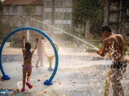 Varios niños se refrescaban el jueves en la fuente de un parque público en Ourense.