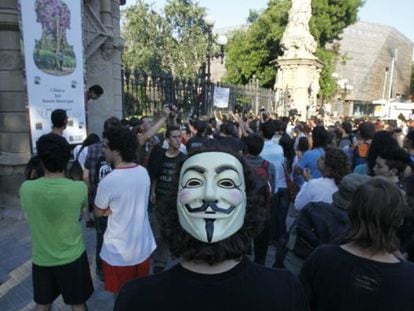 Indignados que pretendían impedir el acceso al Parlamento de Cataluña.