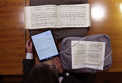 Álvaro Torrente, director del Instituto Complutense de Ciencias Musicales, analiza partituras en la Biblioteca Nacional, en Madrid.