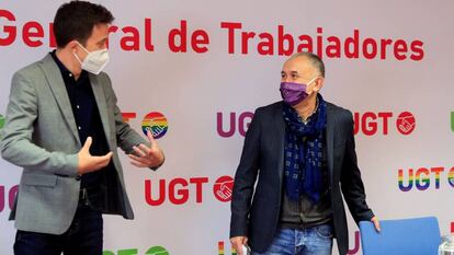 El líder de Más País, Iñigo Errejón (i), junto al secretario general de UGT, Pepe Álvarez (d), en rueda de prensa tras la reunión mantenida en Madrid para abordar la implantación de la semana laboral de cuatro días.