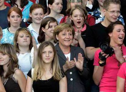 Angela Merkel recibe a un grupo de estudiantes en la sede de la cancillería, en Berlín, en mayo de 2006.