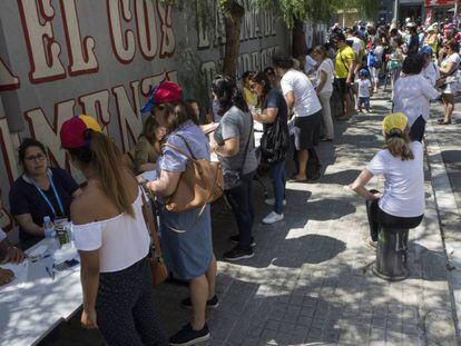 La comunitat veneçolana vota al carrer a Barcelona.