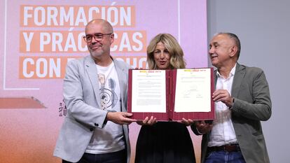 Unai Sordo, Yolanda Díaz y Pepe Álvarez durante la firma del estatuto del becario, el 15 de junio en Madrid.