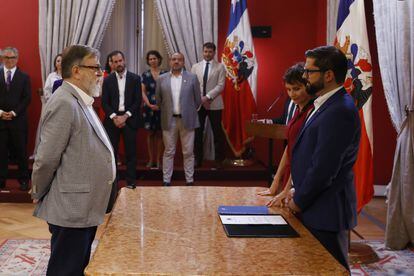The President of Chile, Gabriel Boric (d), speaks before Jaime de Aguirre during his appointment as the new Minister of Culture and the Arts.