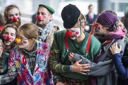 Manifestantes disfrazados de payaso protestan en Bruselas contra el acuerdo CETA.