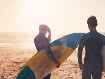 Surfistas en la playa de Peniche, en Portugal.