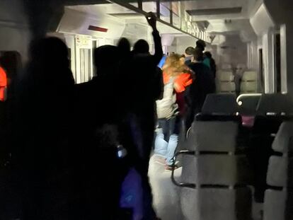 Evacuados los pasajeros que llevaban atrapados a oscuras una hora y media en el túnel de Recoletos, este jueves.