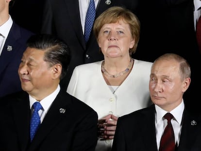 Angela Merkel, detrás de Vladimir Putin y Xi Jinping durante el G20