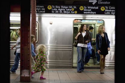 Viajeros en el andén de una estación del metro de Nueva York.