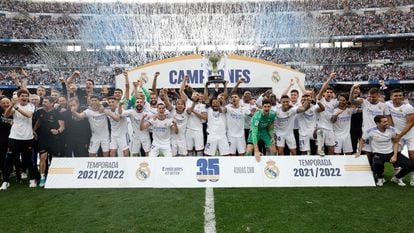 Los jugadores y equipo técnico del Real Madrid celebran la conquista del campeonato de Liga, en una imagen del club.