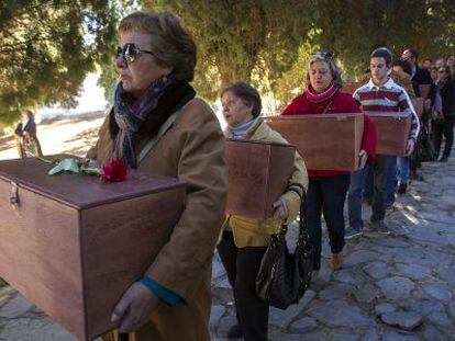 Vecinos de Cazalla de la Sierra (Sevilla) entierran a 109 fusilados en diciembre de 2013.