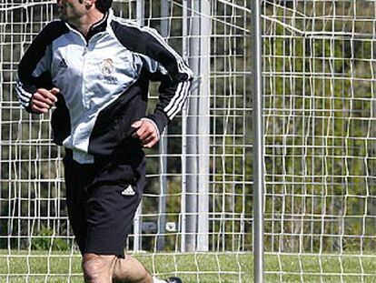 Figo, durante el entrenamiento de ayer, ante una pancarta de apoyo.