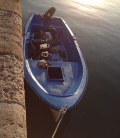 La patera interceptada en la costa de Alicante.