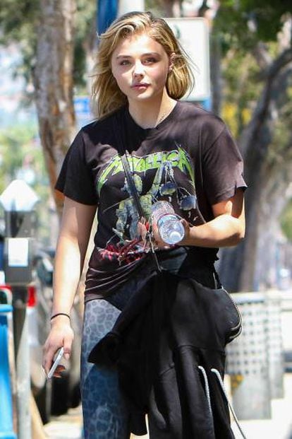 La actriz Chloë Grace Moretz paseando por las calurosas calles de Los Ángeles con una camiseta negra de Metallica.