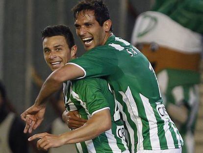Roque Santa Cruz celebra un gol junto a Ruben Castro.
