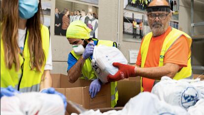 Voluntarios de FESBAL preparan paquetes de comida durante la Navidad del año pasado.