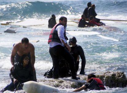 Inmigrantes son rescatados de la playa de Zefyros en Rodas (Grecia).