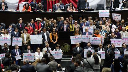 Los diputados de Morena, en la votación de la propuesta de reforma de López Obrador.