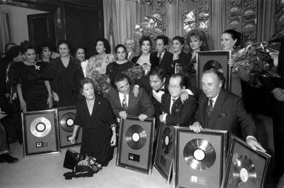 Los 16 artistas de la canción española que recibieron un disco de platino en Madrid posan con motivo de la publicación del disco 'Coplas de España'. Imperio Argentina, Juanita Reina, Rafael Farina, Rosita Ferrer, Carmen Sevilla, Marujita Díaz, Carmen Morell, Príncipe Gitano, Antonio Amaya, Enrique Montoya, Marifé de Triana, Juanito Valderrama, Antoñita Moreno, Paquita Rico y Perlita de Huelva. 13 de noviembre de 1990.