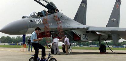 Un Su-30 ruso en una exhibici&oacute;n en Par&iacute;s.