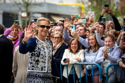 La infanta Elena saluda a su llegada a la iglesia de San Francisco de Borja, este sábado en Madrid. 







