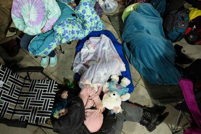 Personas durmiendo en el suelo en la entrada al juzgado de Fairfax para hacer cola para poder asistir a una de las sesiones de la última semana del juicio.