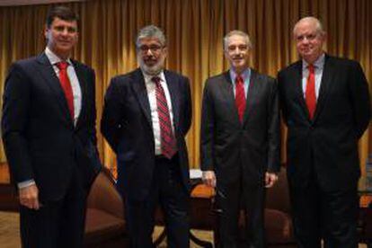 El vicepresidente del Banco Santander Perú, Gonzalo Echeandía (i), el economista jefe del Banco Interamericano de Desarrollo (2i), José Juan Ruiz, el delegado de la agencia EFE en Perú, José Antonio Alonso de Contreras (2d), y el representante del Consejo Empresarial de Competitividad, Javier Hidalgo (d), posan este miércoles 24 de abril de 2013, luego del foro "España, un país de oportunidades" en Lima (Perú).