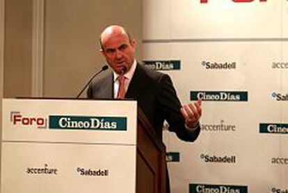 El ministro de Econom&iacute;a, Luis de Guindos, en el Foro Cinco D&iacute;as de hoy. 