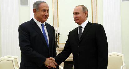 Benjam&iacute;n Netanyahu saluda a Vlad&iacute;mir Putin en Mosc&uacute;.