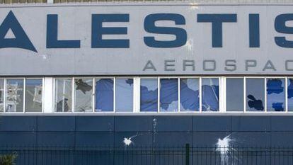 Fachada de la planta de Alestis con varios cristales rotos tras una de las protestas de los trabajadores, en 2011.  