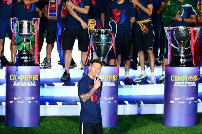 Messi se dirige al público del Camp Nou.