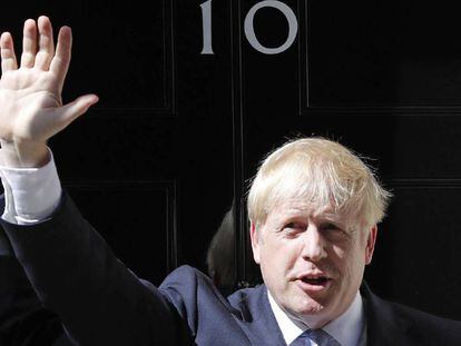 El primer ministro británico, Boris Johnson, saluda el miércoles desde la puerta del número 10 de Downing Street. En vídeo, su intervención este jueves en Westminster.