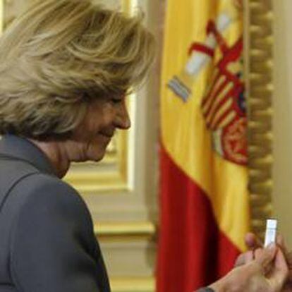 La ministra de Economía y Hacienda, Elena Salgado, entrega el lápiz de memoria que contiene el proyecto de ley de los Presupuestos Generales del Estado de 2011 al presidente del Congreso de los Diputados, José Bono.