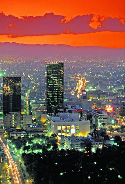 Vista nocturna del distrito financiero de México DF.