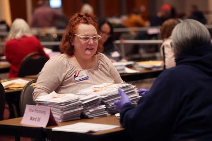 Dos trabajadoras cuentan votos que se hicieron por correo en Milwaukee (Wisconsin).