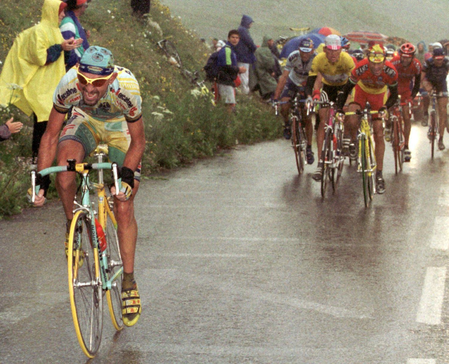Tour de 1998: Marco Pantani ataca a 5,5 kilómetros de la cima del Galibier a un pelotoncito en el que marcha, con el maillot amarillo, Jan Ullrich.