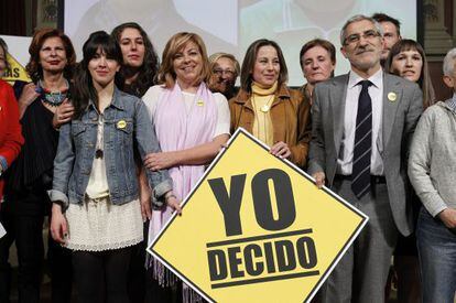 Elena Valenciano y Gaspar Llamazares, entre algunos de los participantes de la campaña de Decidir nos hace libres. / Kote Rodrigo (Efe)