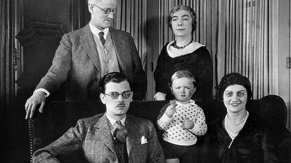 James Joyce, arriba a la izquierda, retratado junto a su familia. Arriba, su mujer Nora Barnacle, y abajo, su hijo Giorgio Joyce con su mujer, Helen, y el hijo de ambos, Stephen Joyce.