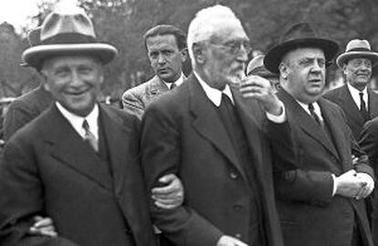 Desde el balcón del Ayuntamiento de Salamanca, el escritor y filósofo Miguel de Unamuno (en la foto, en el centro) proclamó el 14 de abril de 1931 la II República. Acababa de empezar su carretera política, primero como concejal y luego como diputado.