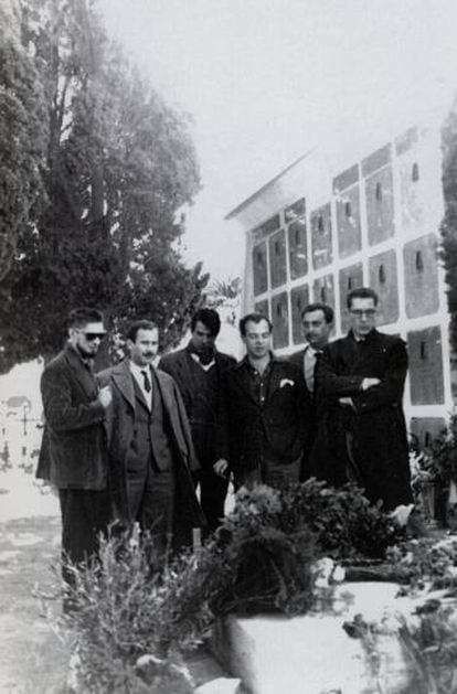 Carlos Barral, J. M. Caballero Bonald, Luis Marques&aacute;n, Jaime Gil de Biedma, &Aacute;ngel Gonz&aacute;lez y Juan Ferrater, junto a la tumba de Machado en 1959. 
